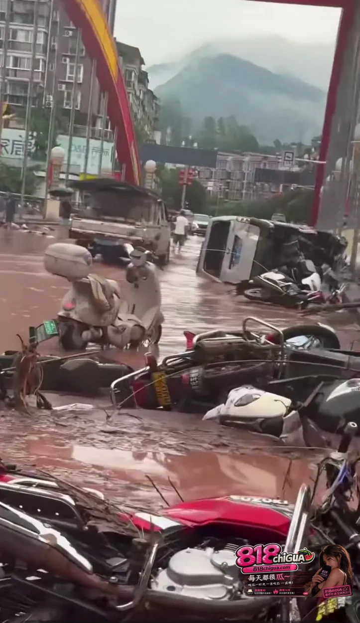 山洪内涝突袭四川马边：风雨中的无畏坚守，跑赢汛情守护家园安全