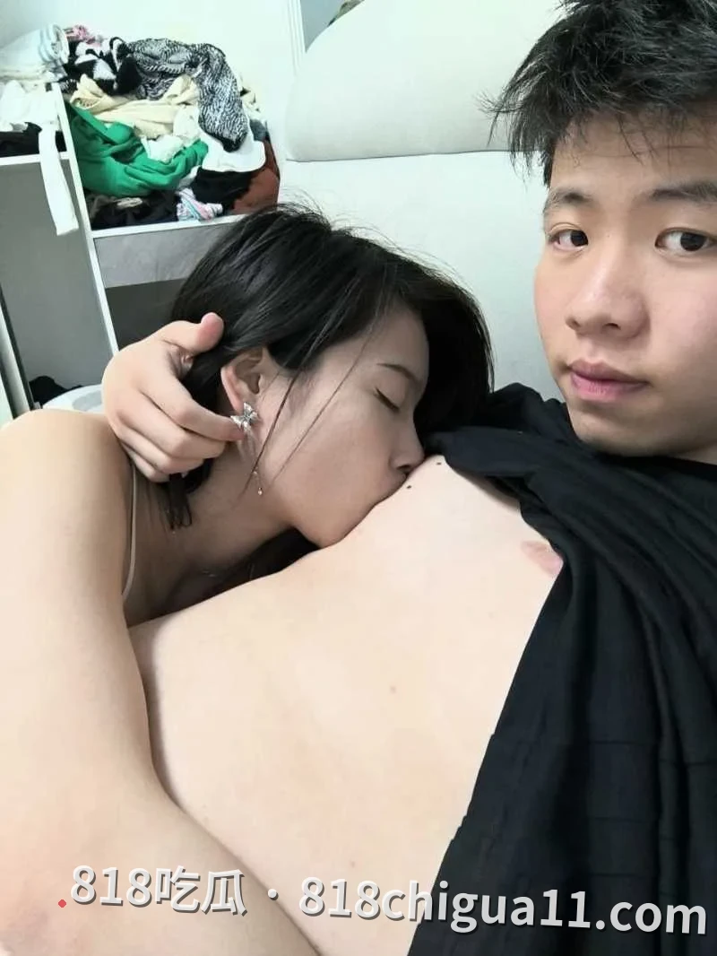 广州极品人妻郑颖培逞老公不在出轨初恋情人!解锁多种淫靡体位满足饥渴欲望,吸屌榨精差点把他榨干,这种母狗养家里一天都不能消停。