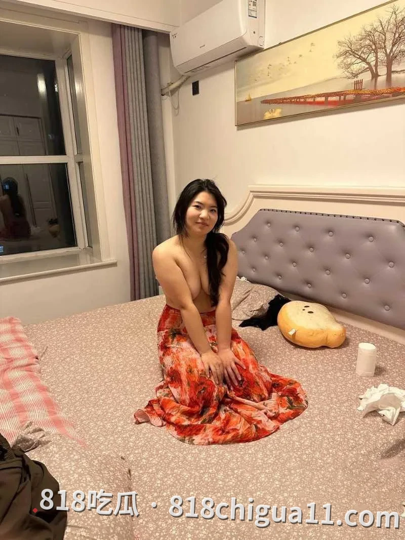 上海市清纯嫩妹曹曼曼酒店性爱视频泄密!温柔乖乖女到浪荡淫娃,被按在胯下跪着吸吮粗大的肉棒,娇嫩的小嘴被迫吞吐着粘稠精液。