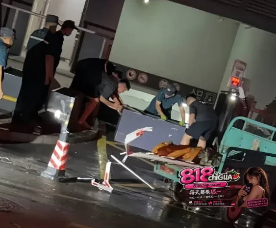 济南华山环宇金街17号深夜血案!女友出轨被捅,男主砍死第三者后跳楼自杀,现场血迹斑斑,全网震惊!