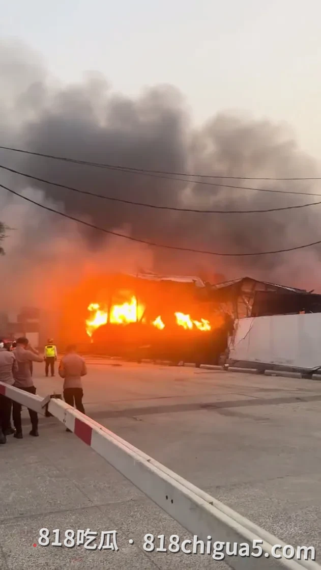 突发！印尼雅加达苏达机场附近仓库区突发大火：20余栋建筑被吞噬，涉中资泡沫床垫厂，排烟救援正全力进行