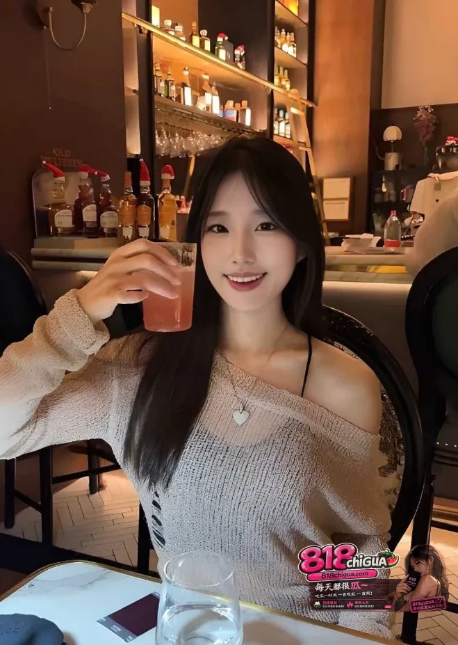 凤凰古城酒店实拍极品反差婊前女友邓妤茜黑蕾丝眼罩白绑带上衣躺床浪叫男友手指深喉猛干红内裤特写