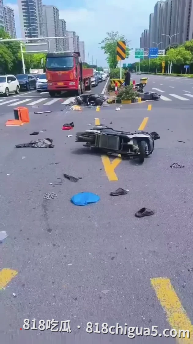 金坛金武快速路入口惨剧:醉驾男撞上外卖小哥,评论区直呼“可怜”!一死两伤。