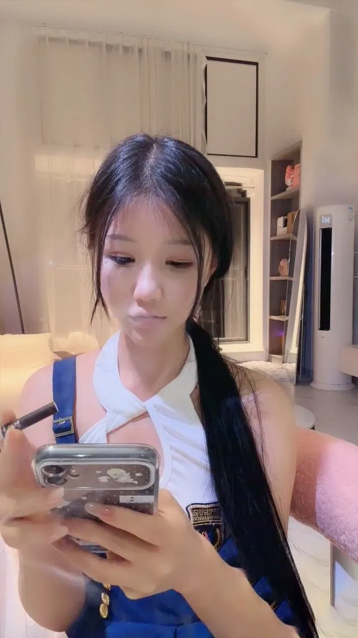 极品清纯母狗天花板小岛与金主私定福利视频泄密!冰清玉洁气质出众,主动露出大奶子对镜摇摆,粉嫩白虎看的鸡吧梆硬,好像后入操死她的小穴。