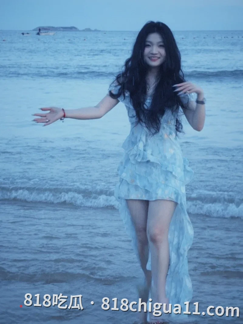 青岛妹子广青嘉与炮友酒店性爱视频!看似清纯可爱的美女,私底下竟然如此淫荡!穿着白色蕾丝吊带,还主动跪着给鸡吧口交足交!