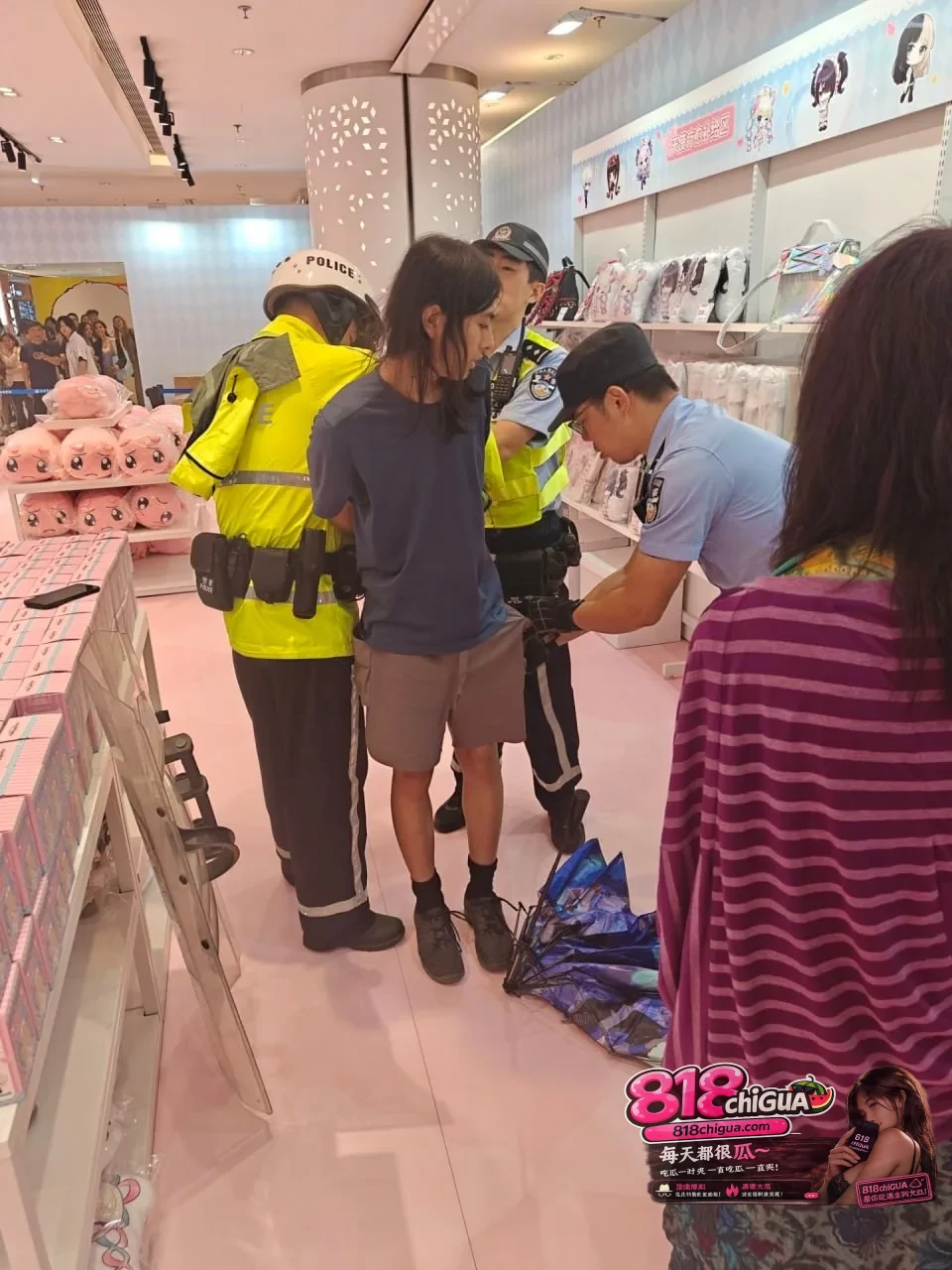 上海快闪店突发冲突!!网红博主《主播女孩重度依赖》因怀疑遭到偷拍争执升级持刀伤人,现场画面曝光。