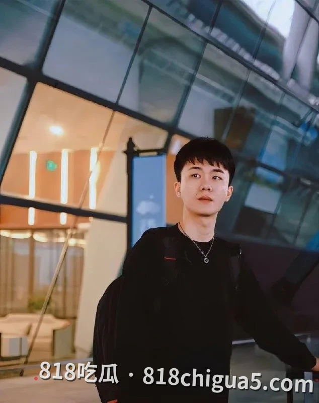 网红圈彻底炸锅!快手顶流吴迪团队假CP大瓜爆发,爱徒直播怒撕剧本,队内互爆约啪猛料,私拍视频全网疯传!