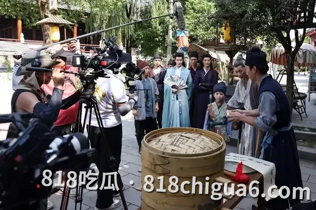横店“落地签”火了，年轻人演反派，阿姨们演娘娘