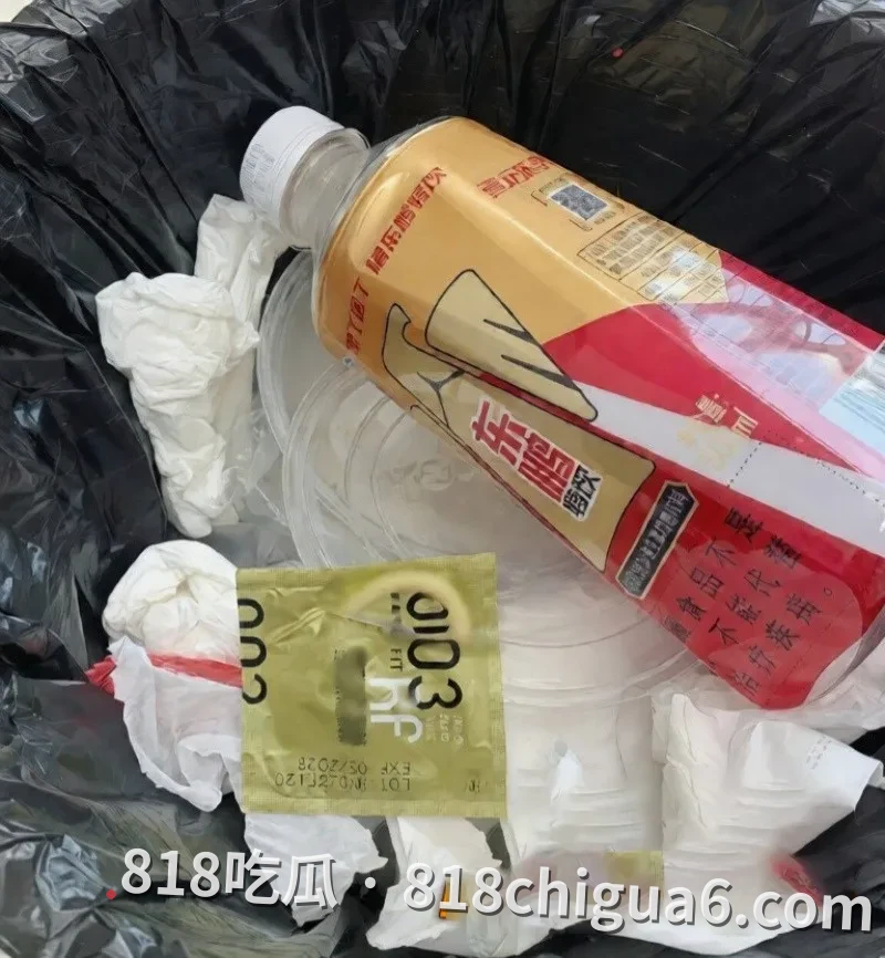 安徽太湖女网红汪欣妍被爆出同时脚踏多条船,原配怒斥其半年内挥霍30万巨款,私密性爱视频在网络上流出引发热议。
