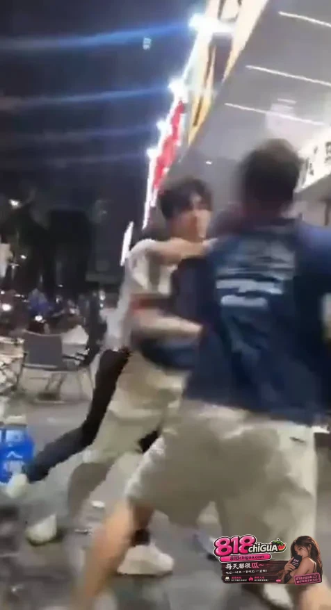 现在人戾气真重!夜市烧烤摊突发斗殴,多名男子大打出手,手拿折叠凳互砸头部,场面一片混乱!