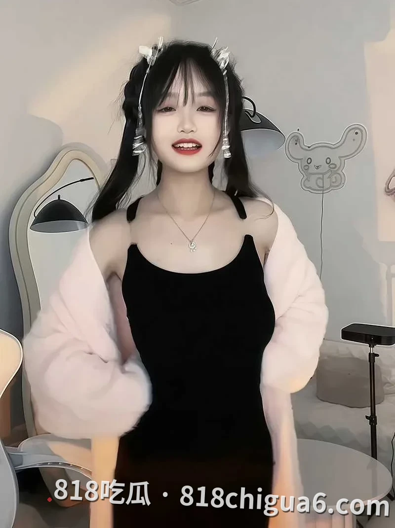 快手网红小芷儿会员骚舞福利 学生JK制服揉奶顶臀身姿诱人谁能忍得住