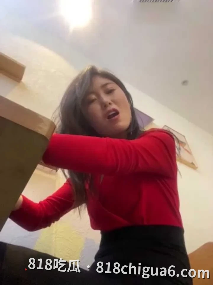 户外露出女王sunny520为寻求刺激挑战极限!餐厅内使用跳蛋玩具自慰,小骚穴高潮后只能去楼梯间喷射释放。