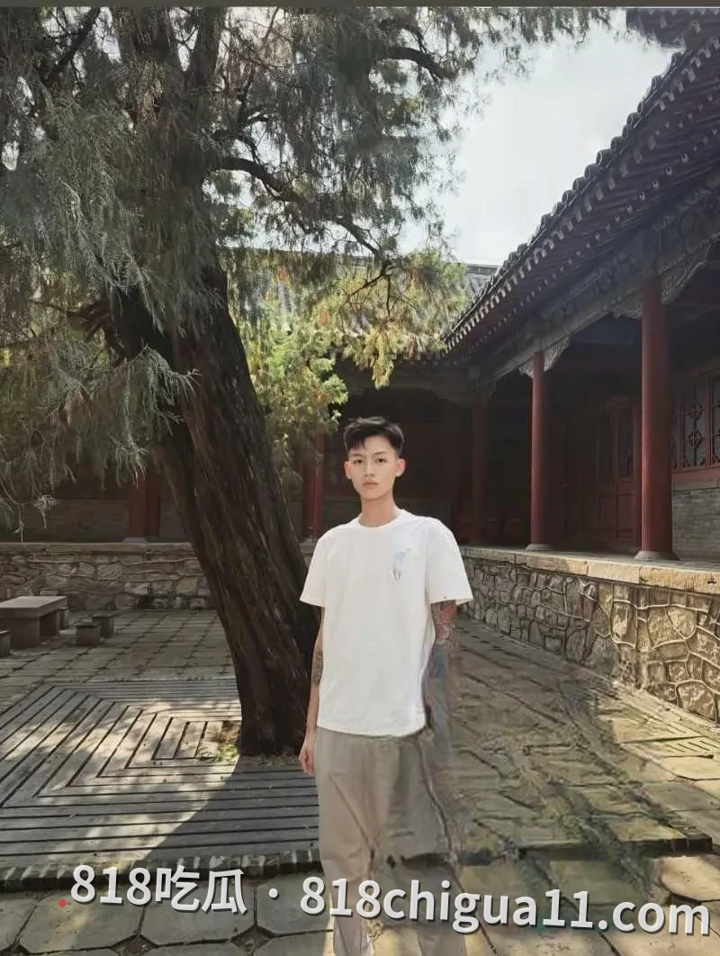 河南知名网红付迪凯彻底崩塌形象,一边花着前女友的钱,一边背叛对方还对其施暴,其前女友愤怒地将出轨证据以及性爱视频曝光。