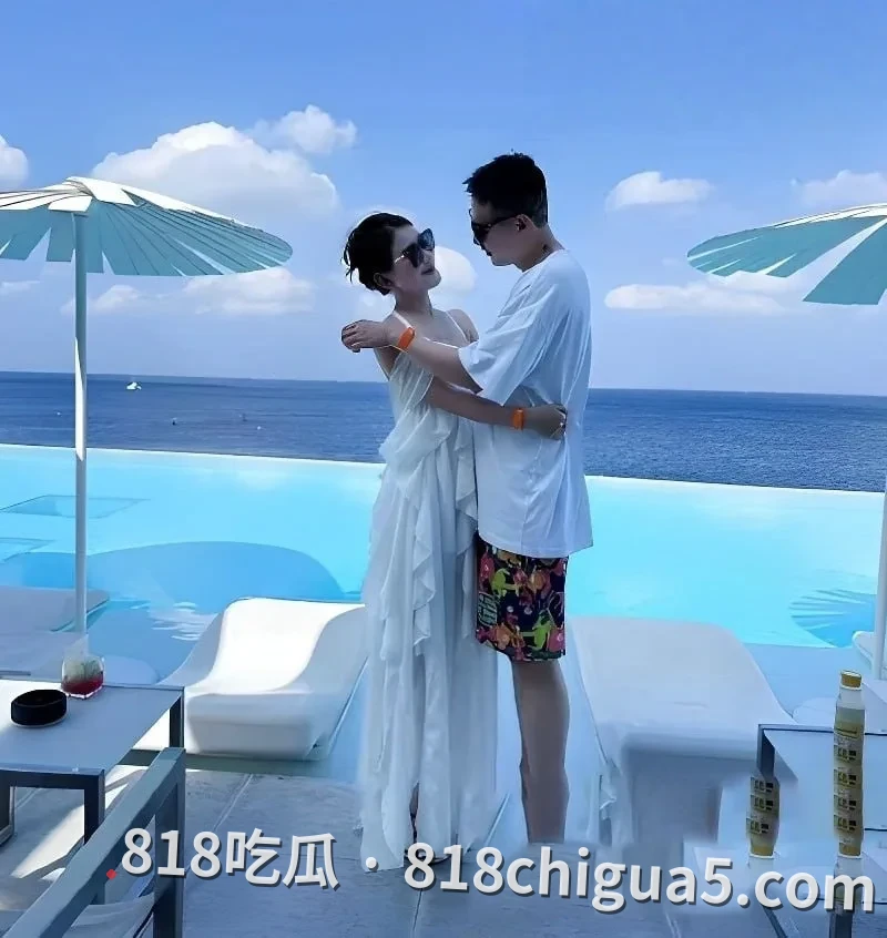 抖音网红英子直播怒撕前男友温枪枪 拿着原配的钱与女粉丝酒店打炮 母狗在床上吃鸡吧视惨遭曝光