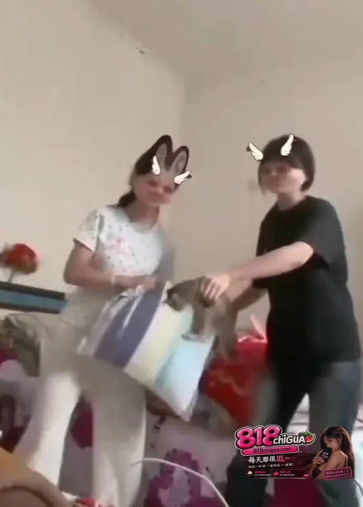 可以不爱,请别伤害!快手虐猫视频引发众怒!两名女生直播对猫咪实施伤害,事后狡辩称“猫咪患猫瘟”才这样的,网友质疑并要求道歉!