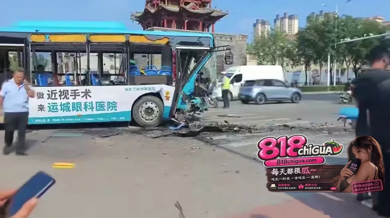 运城盐湖区十字路口突发车祸:行车安全无小事,公共交通安全红线不容践踏