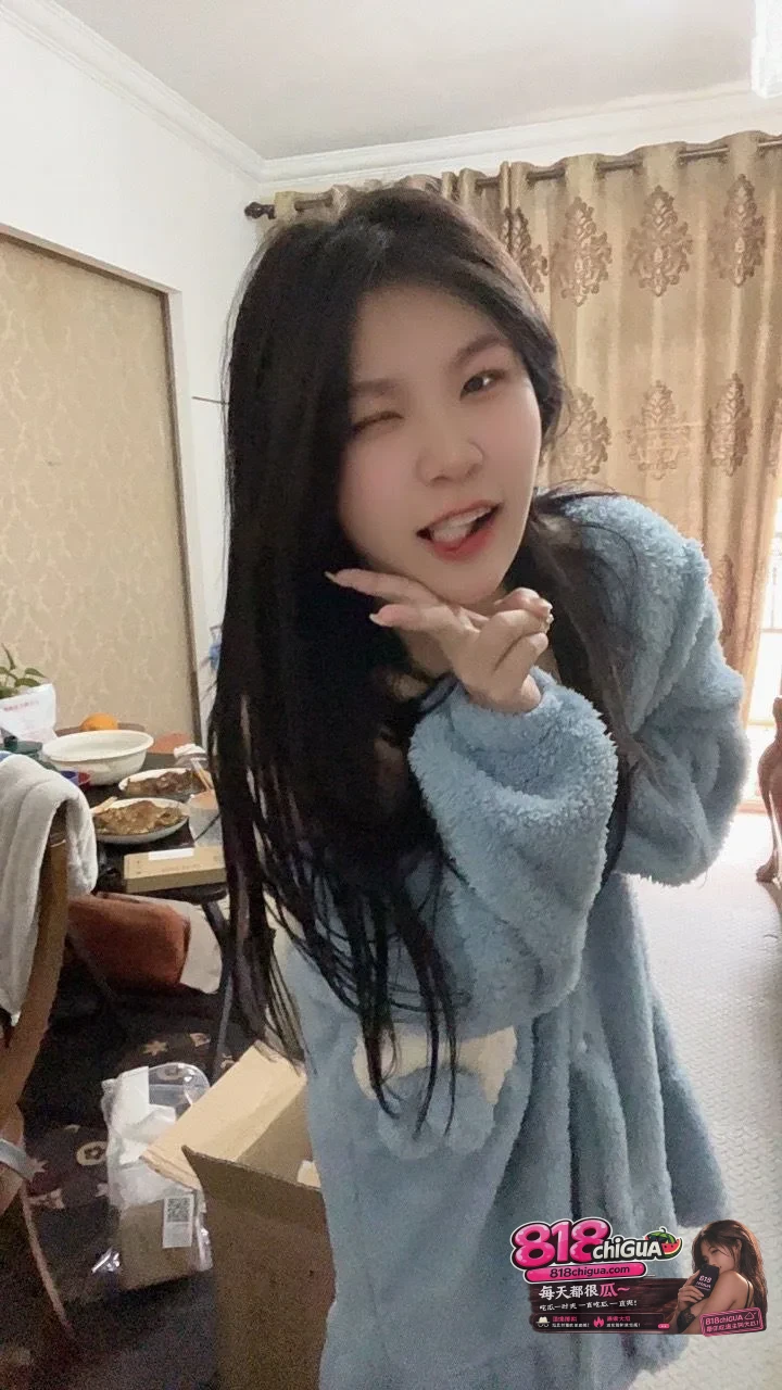 长相越是清纯发，反差越是惊人，深圳校鸡【刘思琪】为求奢靡生活主动约炮金主跪舔侍奉，沦为专属肉便器！