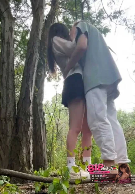 性瘾母狗李蓉容与男友户外激战视频曝光!丛林野战站立后入无套爆操,浓精射满小穴!