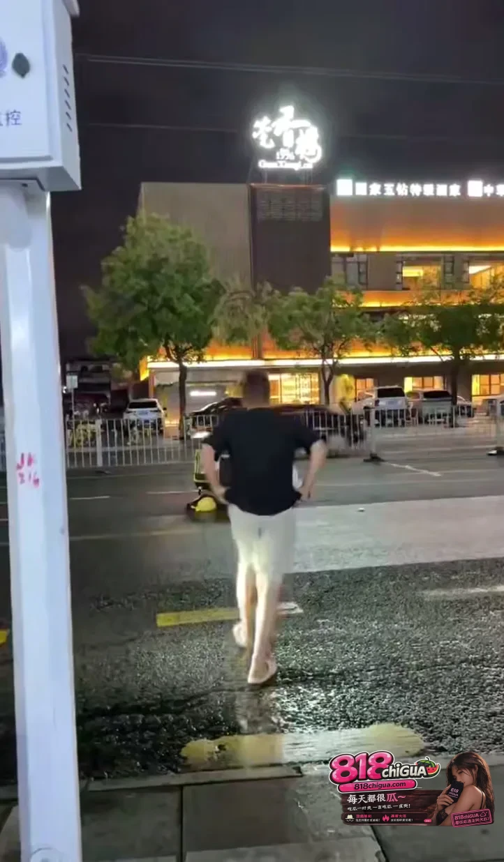 街头揪心一幕：外卖小哥车祸倒地，清醒的围观群众用“拍视频自证”拉起最温暖的防线