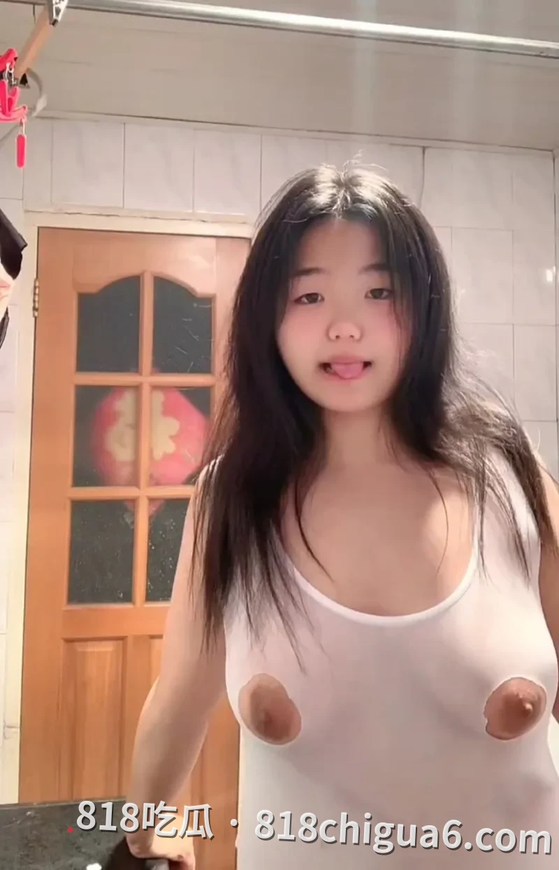 黑龙江哈尔滨极品母狗屁屁厕所裸拍视频泄密!超大号胸围配乳头夹具,饱满的吊钟下垂延伸至腰部,真的想尝试一下胸推的冲击力。