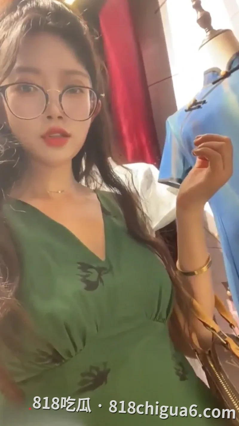 抖音网红熟女大数据私密福利视频 巨乳眼镜反差婊肥臀贴屏诱惑 双腿张开展现黑鲍鱼