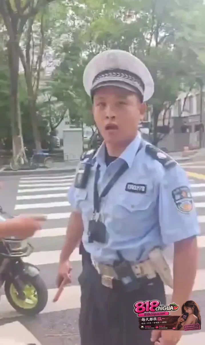 辅警暴力制服欺负外卖小哥?执法权不是宣泄私愤的工具,制服暴力才能捍卫正义