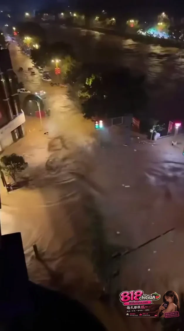 山洪内涝突袭四川马边:风雨中的无畏坚守,跑赢汛情守护家园安全