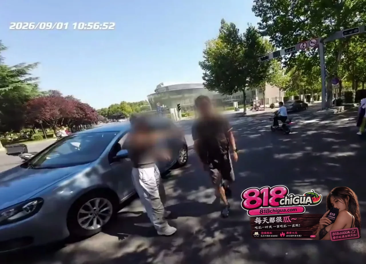 街头冲突：转弯不让直行固然错，但骑手疯狂“加戏”不依不饶，真的没必要！