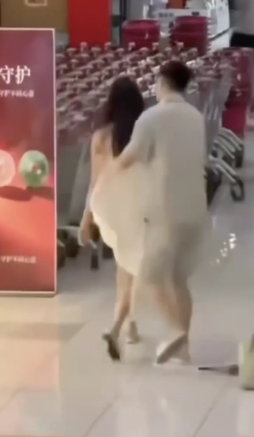 商场情侣吵架现场：女生一上头竟当众脱衣，路人瞬间看懵了？