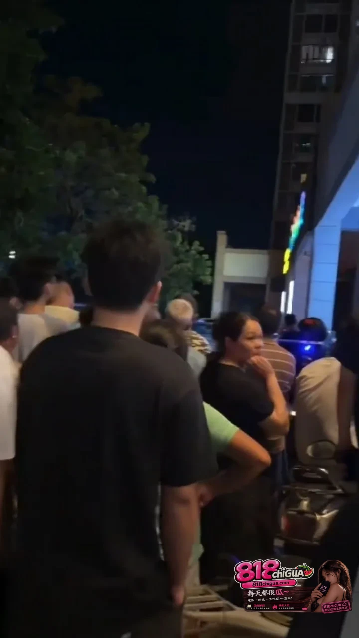 广东茂名电城海景明珠深夜发生持刀伤人事件!网传因感情纠纷, 一男狂砍女子数刀倒地后仍未停止,现场多人围观无人感上前制止!