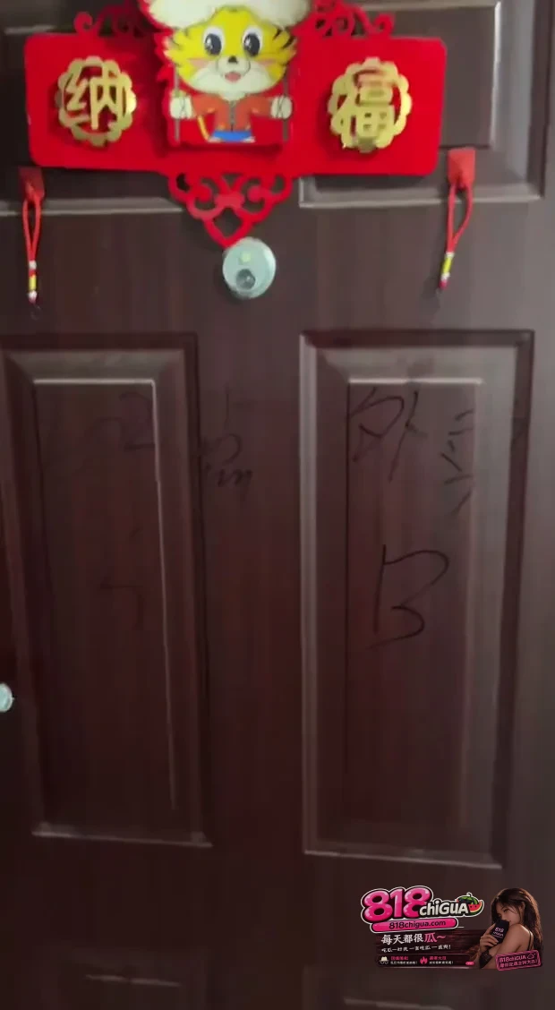 差评投诉引发疯狂报复!外卖员狂涂502胶水封死门锁,一气之下的代价有多大?