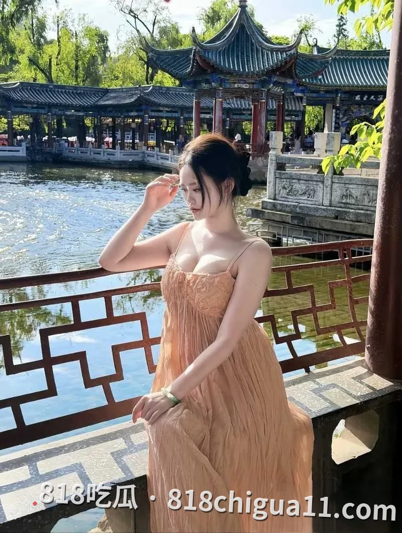 云南极品网红李岢欣约炮金主私拍视频 巨乳丰臀被金主揉奶后入简直就是最完美的鸡巴套子