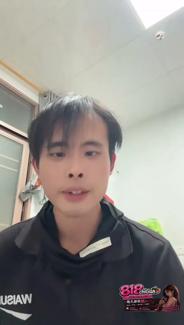 广州东晓南“痰射起步”神反转！白衣哥连麦吐痰哥：一杯凉茶泯恩仇！
