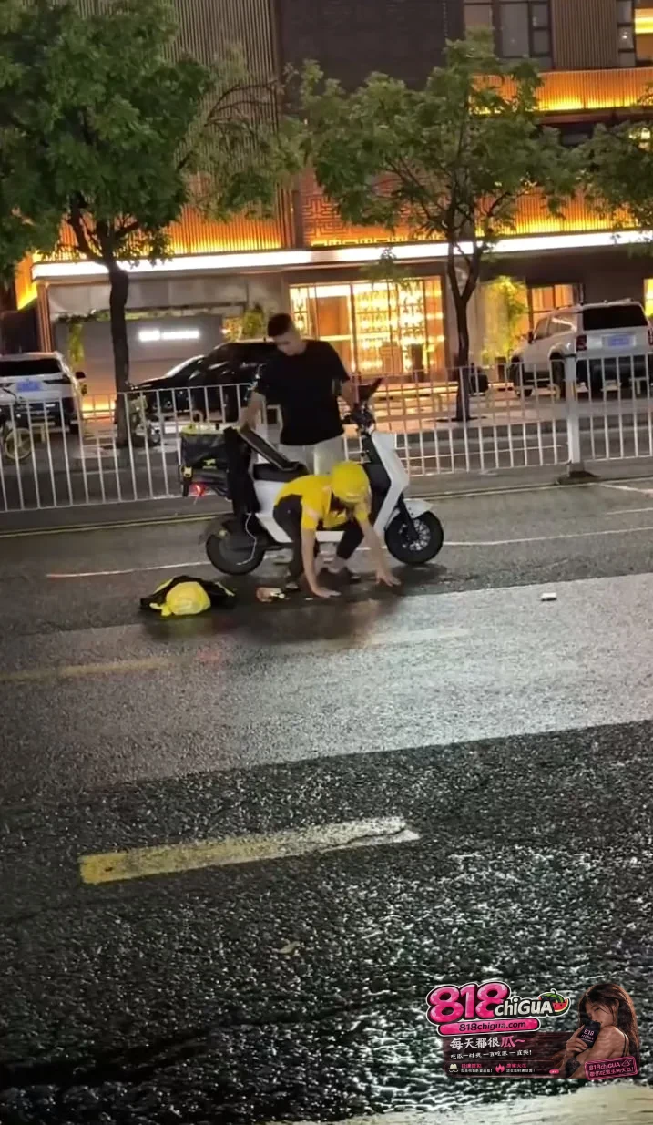 街头揪心一幕：外卖小哥车祸倒地，清醒的围观群众用“拍视频自证”拉起最温暖的防线