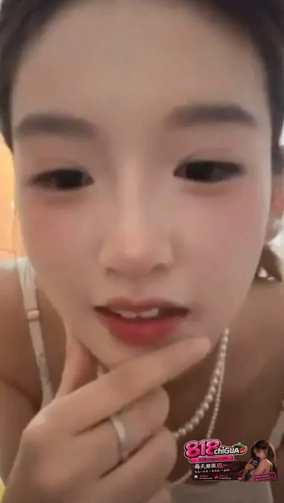 擦边漏点都卷成这样了!盘点抖音女主播直播疑似露点瞬间,真空出镜乳头若隐若现,弯腰对镜头看似无意实则故意?