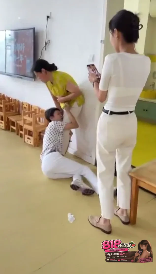 孩子摔倒家长失控“抓咬”园长!越界的野蛮撕扯,换不来合理的道歉