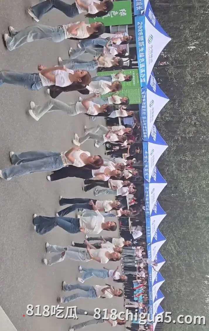 大学生迎新舞蹈C位永远不会让你失望!新生集体出场,舞蹈最燃的永远是“大家都很不错”的一刻