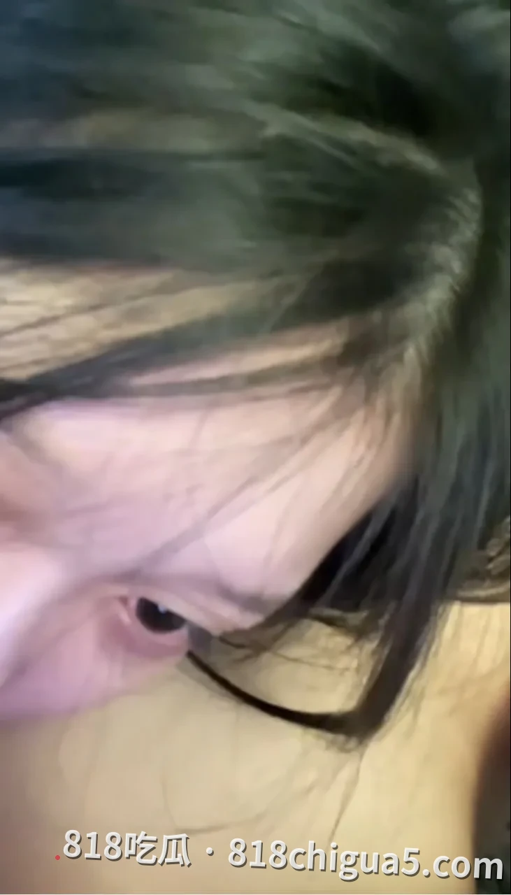 北大高材校花张萌萌私密视频曝光!平日高贵冷艳私下竟是黑丝肉丝双修,跪地深喉爆吸鸡巴,奶子甩动骚浪贱,一晚上能榨干三个鸭子。