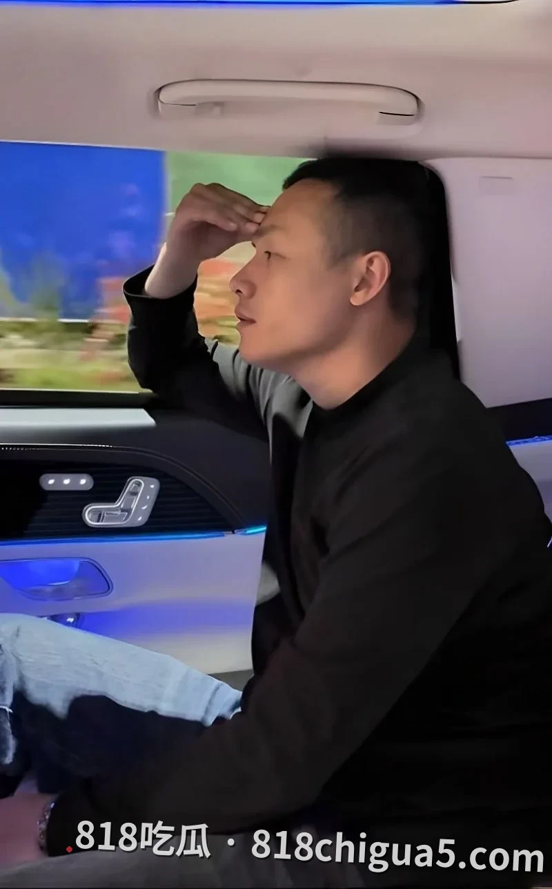 抖音网红英子直播怒撕前男友温枪枪 拿着原配的钱与女粉丝酒店打炮 母狗在床上吃鸡吧视惨遭曝光
