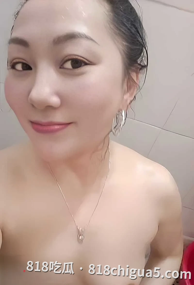 三十如狼四十如虎 四川熟女人妻刘丽裸聊被调教 裸体掰开骚逼自慰展示自己绝活