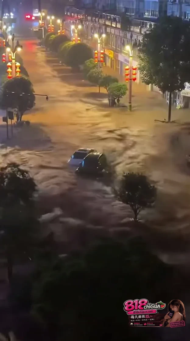 山洪内涝突袭四川马边:风雨中的无畏坚守,跑赢汛情守护家园安全