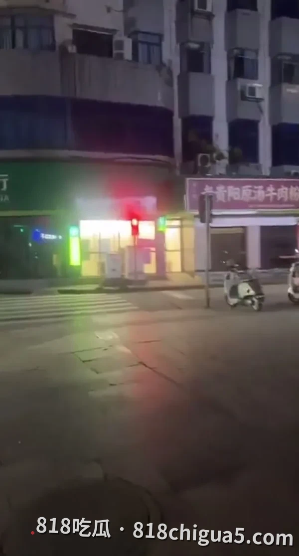 荒唐至极!贵州一男子刚被放出来又打砸邮政银行,声称“就想进去包吃包住”