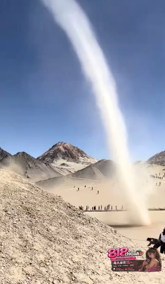 青海黑独山突发龙卷风！墨色群山为幕，风沙旋起大地即兴的浪漫！