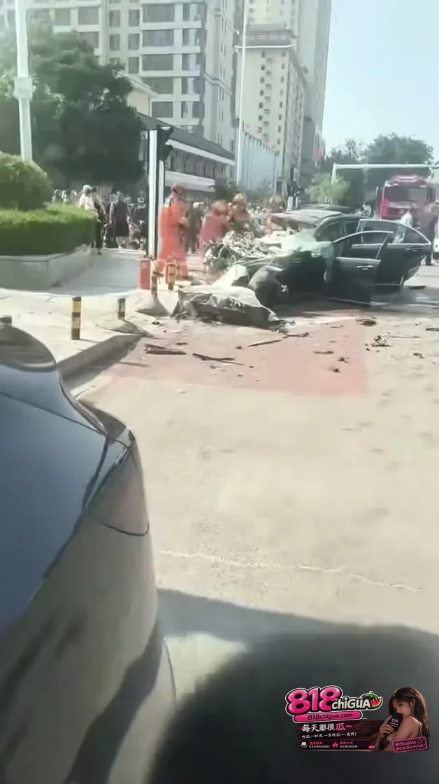 运城盐湖区十字路口突发车祸:行车安全无小事,公共交通安全红线不容践踏