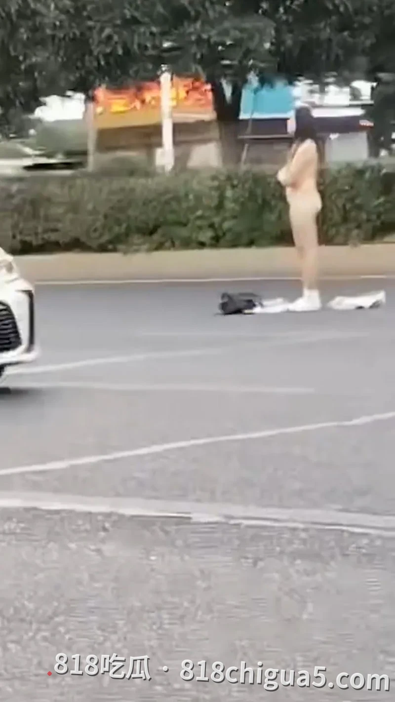 高铁站惊现裸奔狂魔 邵阳极品少妇因情变愤然脱光光视频曝光 赤身立于马路中央,场面一度十分尴尬。