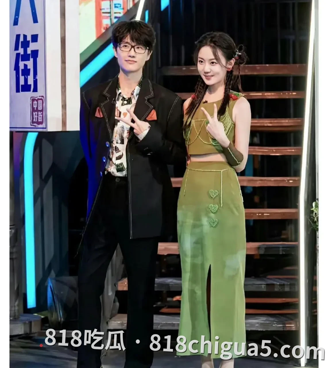 知名男歌手许嵩官宣结婚后！冯禧黑历史被扒，竟和曾经的男老师有过地下恋情，性爱视频惨遭网友扒出，在床上放荡的样子被尽收眼底。