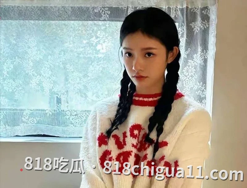 知名喜剧演员沈腾疑似与年轻女演员林允维持秘密恋情长达三年,在海外诞下一子获得正牌妻子默许,同时网络上也开始流传两人在国外度假时的性爱视频。