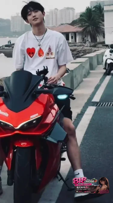 快手网红【赵辰宇】被前女友实名手撕!装深情专一实则脚踩多船睡粉圈钱,女友怒爆操粉视频,深情人设彻底碎一地!