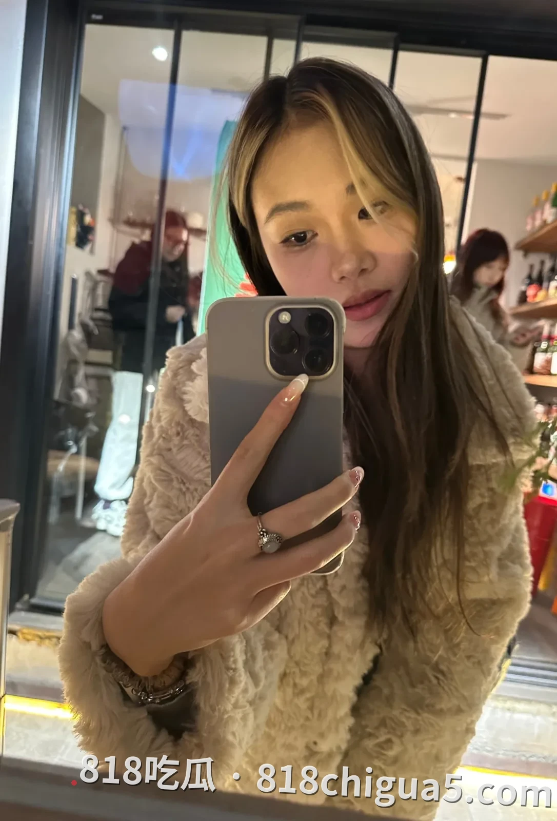 陕西咸阳极品反差眼镜御姐赖怡被金主包养视频!跪地深喉口交舔蛋蛋,第一视角近距离拍摄,后入式猛干大屁股,高潮脸超淫荡。