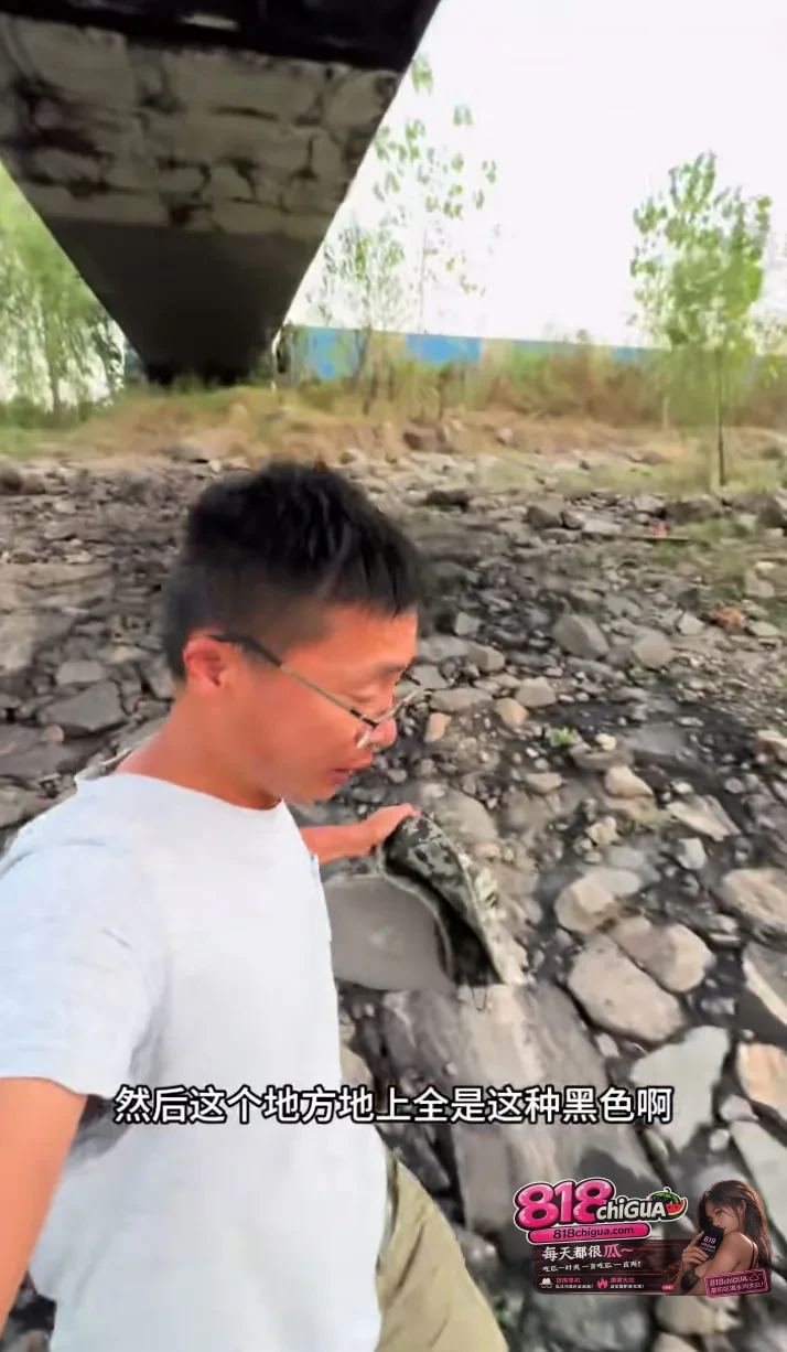 谁在公然毒害母亲河?知名博主曝光长江暗航道“10秒倾倒一船黑泥”,官方已介入彻查!